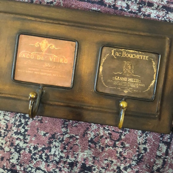 Wine Label Wall Rack - 6 Iron Hooks - Picture 5 of 9